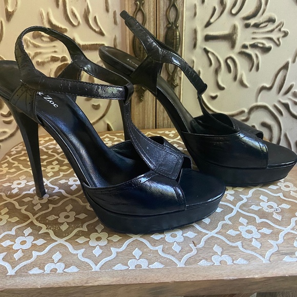 Eva & Zoe Black Leather T-Strap Shoes, Size 8 - Picture 1 of 12